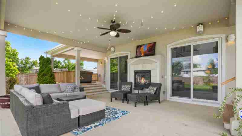 Luxurious outdoor patio featuring a cozy fireplace, modern furniture, and ambient string lights for a perfect relaxation spot., tags: 11 tips voor - pexel