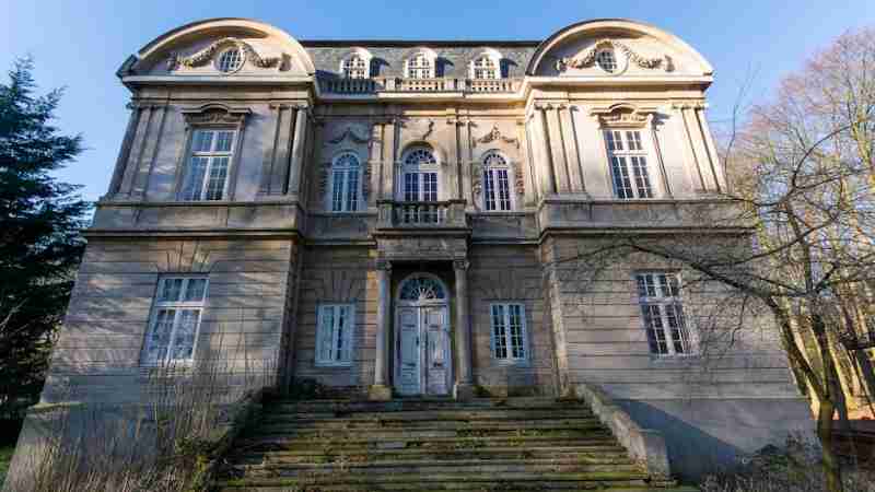 Stunning facade of a historic mansion in Wassenaar on a sunny day. - Stunning facade of a historic mansion in Wassenaar on a sunny day., tags: politie huize 33 - pexel