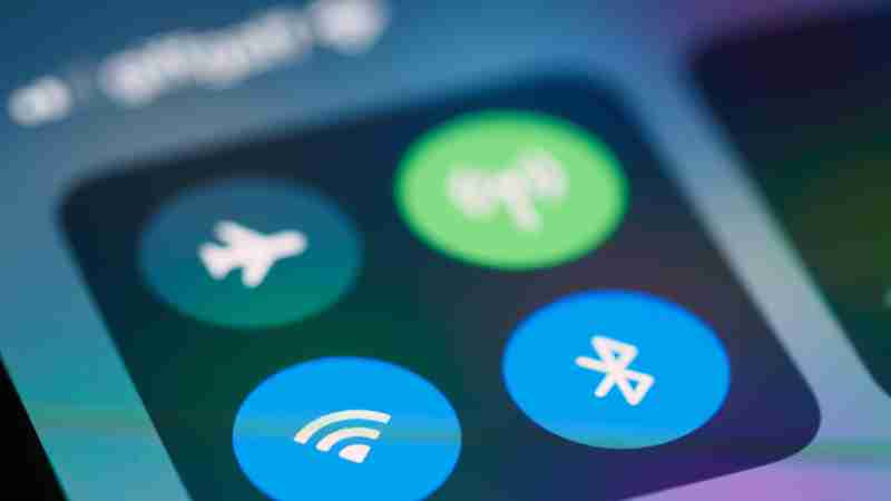 A close-up image showing smartphone control panel with various icons like WiFi and Bluetooth., tags: risico’s - pexel